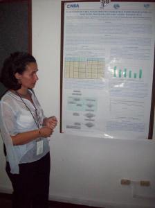 La MSc Mónica Berenguer junto a su póster
