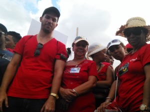 Trabajadores del CNEA rindiendo tributo al Comandante Fidel 